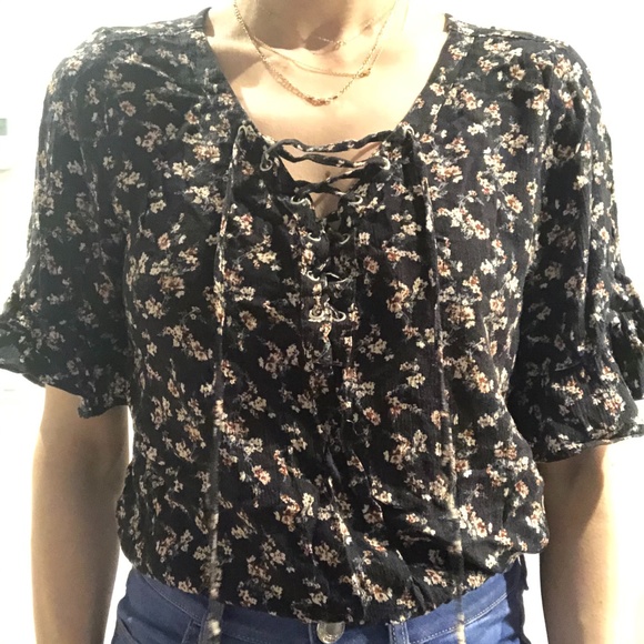 Feminine floral top. - Picture 7 of 12